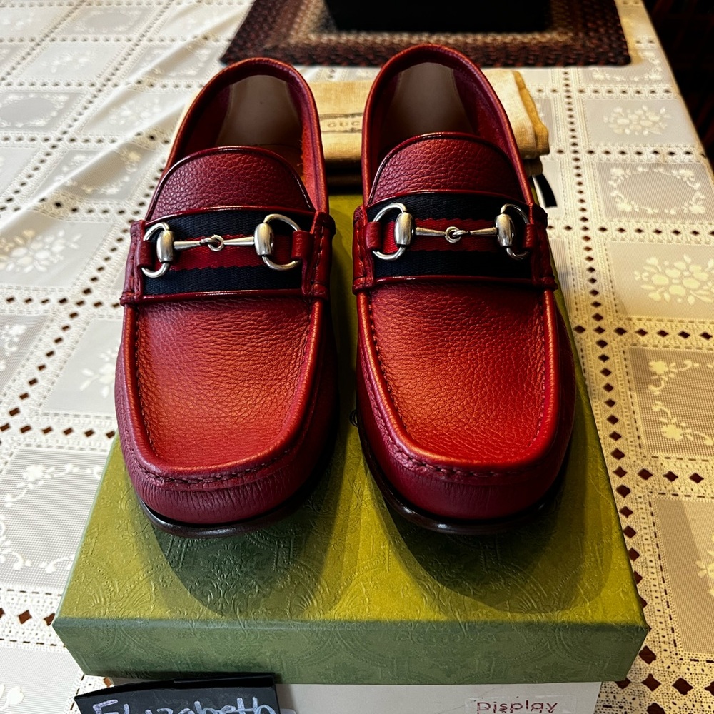Gucci men’s red horsebit leather loafer red & green trim. Size 6. Display model